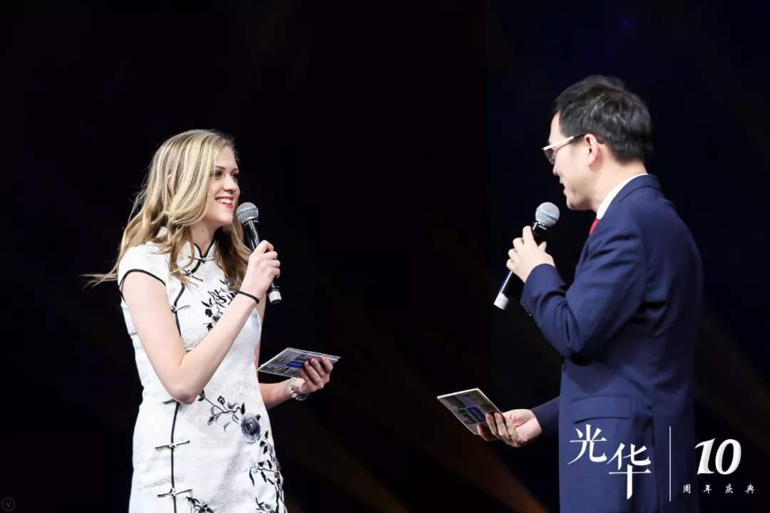 万象城AWC-官方网站
董事长鲁育宗博士&万象城AWC官网剑桥外教Hannah朗诵《有谁是你》